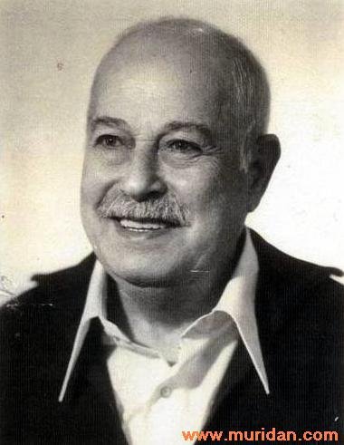 Bir gün sohbette Hayri Baba Kaddesallahu Sırruh Hazretlerine "Efendim, bir gün tespihlerimizi okuyamazsak, zararımız ne olur?" diye bir sual soruldu.
Bunun üzerine Hayri Baba Kaddesallahu Sırruh Hazretleri "Diyelim ki sizin bir dükkânınız var. Her gün o dükkânı açıp alış veriş yapıp para kazanıyorsunuz. Siz bir gün dükkânınızı açmazsanız ne olur? O günkü alışverişten, o günkü kazançtan geri kalmış olmaz mısınız?" diyerek bir soru sordu. Cevap olarak "Evet" dendi. Hayri Baba Kaddesallahu Sırruh Hazretleri de "Bu da bunun gibi ve buna benzer" dedi. İlave ederek, "Siz bir iş yerinde ça­lışıyorsunuz. Çalışmadığınız günlerin parasını size ödüyorlar mı?" diye sordu. "Hayır" cevabını alınca da Hayri Baba Kaddesallahu Sırruh Hazretleri "İşte böyle, demek ki dünya işinde nasıl çalışmadığın günlerin karşılığı dünya geçimi için vasıta olan parayı alamıyorsan, daha doğrusu vermiyorlarsa, ahiret işi de böyle. Sen günlük okuduğun istiğfarın, salât u selâmın, Tevhidin ve diğer okuduğun esmaların ve îhlasların karşılığı olan sevapları, Allah Celle Celaluhü Hazretlerine ve Resulü Hazreti Muhammed Mustafa Sallallahu aleyhi vesellem efendimize olan yakınlığı, dostluğu elde ediyorsun değil mi? Bu tespihleri ve bu duaları okumadığın zaman bunların karşılığı olan se­vapları ve Allah Celle Celaluhü ve Resulü Hazreti Muhammed Mus­tafa Sallallahu aleyhi vesellem efendimize olan yakınlığı nasıl elde edeceksin? Elde edemezsin değil mi?" diye sorunca, Cemaat "Evet" diye cevap verdi. Hayri Baba Kaddesallahu Sırruh Hazretleri devamla "Öyleyse günlük derslerimize ara vermeden, çalışıp karşılığı olan sevabı yani manevi ücretimizi, Ahiret paramızı, Ahiret harçlığımızı alalım ve arkadaşlarımızdan geri kalmadan, hiç bir şeyle değeri mukayese kabul etmeyen ve her şeyden kıymetli olan Allah Celle Celaluhü Hazretlerinin ve sevgili Resulü Hazreti Muhammed Sallallahu aleyhi vesellem efendimizin sevgisini ve dostluğunu elde edelim" dedi.
"Dünyaya aldanmadan hep dünyada kalacakmış gibi değil, hem dünyamız hem de ahiretimiz için çalışalım. Nefse ve şeytana fırsat vermeyelim" diye buyurdular