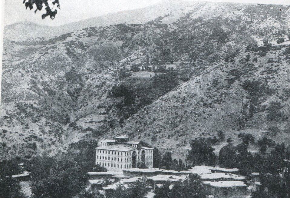 Mevlâna Halid Eş-Şehrezorî El-Bağdâdî Hazretlerinin (Vefatı:1242/1827) hulefâsından Şeyh Seyyid Taha En-Nehrî El-Hakkârî Hazretlerinin (Vefatı:1269/1853) Hakkari-Şemdinli, Nehrî (Bağlar) köyündeki Dergâh-ı Şerîfleri bir zamanlar böyle ayaktaydı. 1926'da devlet top ateşi ile yıktı.
