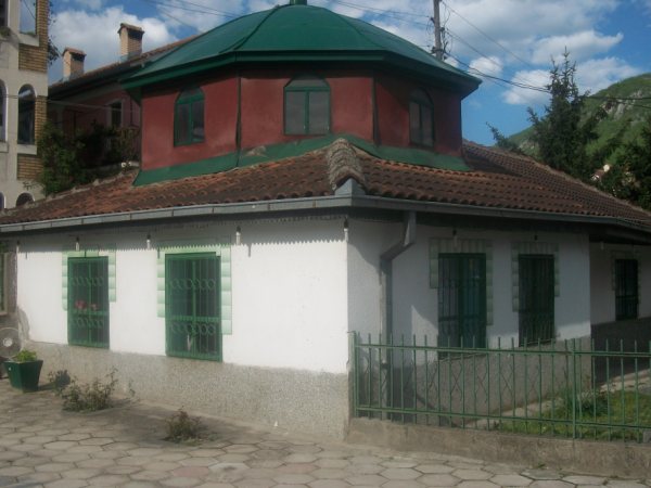 Üsküp’te ikinci bir Kadiri tekkesi Haci Kazım Emin tekkesi olarak bilinmektedir. 1940 yılına kadar çalışan tekkede Şeyh Selim Kadiri zikrini icra etmiştir
