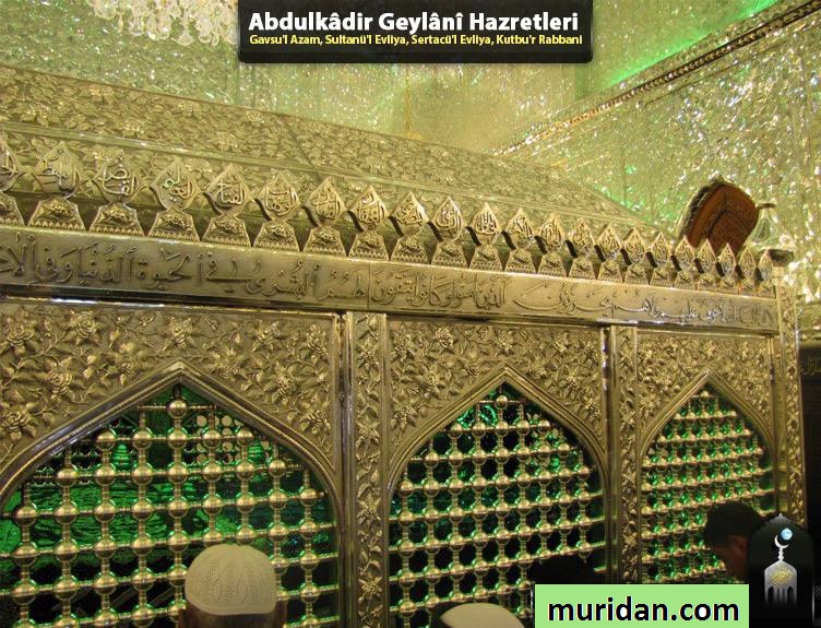 Ey nefse ve şeytana tapan, dünyaya kul olan, senin kullar ya­nında kıymetin yok; Hak katında da önemin kalmadı. Salih kullar yüzüne bakmaz oldular. O salih kişiler âhiretin nimetine tapanı bi­le sevmezler; sen dünyaya tapar oldun; bakarlar mı yüzüne?

Yazık, hâline acı; işin dil kalabalığı ile geçiyor. Onunla eline ge­çen şeyi alma. Sözü bırak, işe bak. Sen başkalarına göre yalancısın; ama doğruluktan dem vuruyorsun. Şirk ettiğin bilindiği hâlde, tas­dik ettiğini vehmediyorsun.

Doğruluk, karışık işler arasında olmaz. İşlerin çürük; ama her işini cevherli sanmaktasın.

Şu anda seninleyim; senin iyiliğin için meşgul olmaktayım. Ya­lan söylemeni yasak ediyorum. Doğru söylemeni emrediyorum. Elim­de üç âlet var. Her şeyi bunlarla ölçmekteyim. O ölçüler; Kitap, Sün­net ve kalbimdir. Bunlarla bütün iyiyi, kötüyü bilirim, anlarım. Kal­bimle, kalıpların durumunu sezerim. Yaptıkları işe bakarım. Bir kalbin her şeyi olduğu gibi bilmesi için, Kitap ve Sünnetle amel etmesi icap eder. İnsan, kâmil olabilmesi için, Peygamber (s.a.v) Efen­dimiz’e tam uymalı; Kur'an yolunu tutmalıdır. Başka kurtuluş yolu yoktur.

Bilgi ile amel etmek, ilmin süsüdür. Bilgi ile amel kalbi sağlam kılar ve temizler. Kalp sağlam olursa, bütün duygular sağlam olur. Kalp temiz olunca da bütün duygular ona uyar. Kalbe süsler açılın­ca, dış duygulara da verilir. O öyle bir et parçasıdır ki, sağlam olur­sa bünye de sağlam olur.

Kalbin sıhhati, Yaratan'la kul arasındaki muamelenin dürüstlü­ğüne bağlıdır. O muamele bir sırdır. Bazen bir kuş gibi uçar gider. Kalp bir kafestir, sağlam olursa kuşu tutar. Kalp de bir kuştur; onun kafesi ise bünyedir; sağlam olursa kalp orada durur. Bünye de bir kuştur; kafesi ise kabirdir. O öyle bir kafestir ki, ondan kaçıp kurtul­mak imkânsızdır. Herkes oraya girer. Oranın darlığından kurtulan­lar ise, iman sahipleridir.